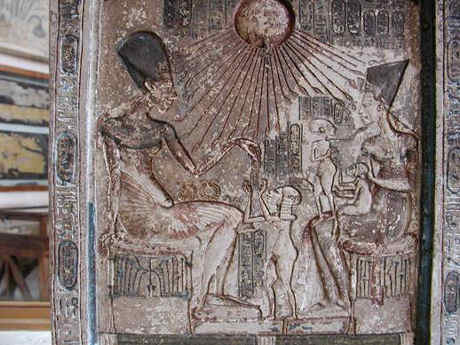 Nfertiti et Akhenaton en compagnie de leurs filles, sous la protection du dieu solaire Aton, expos au Muse du Caire, Egypte
